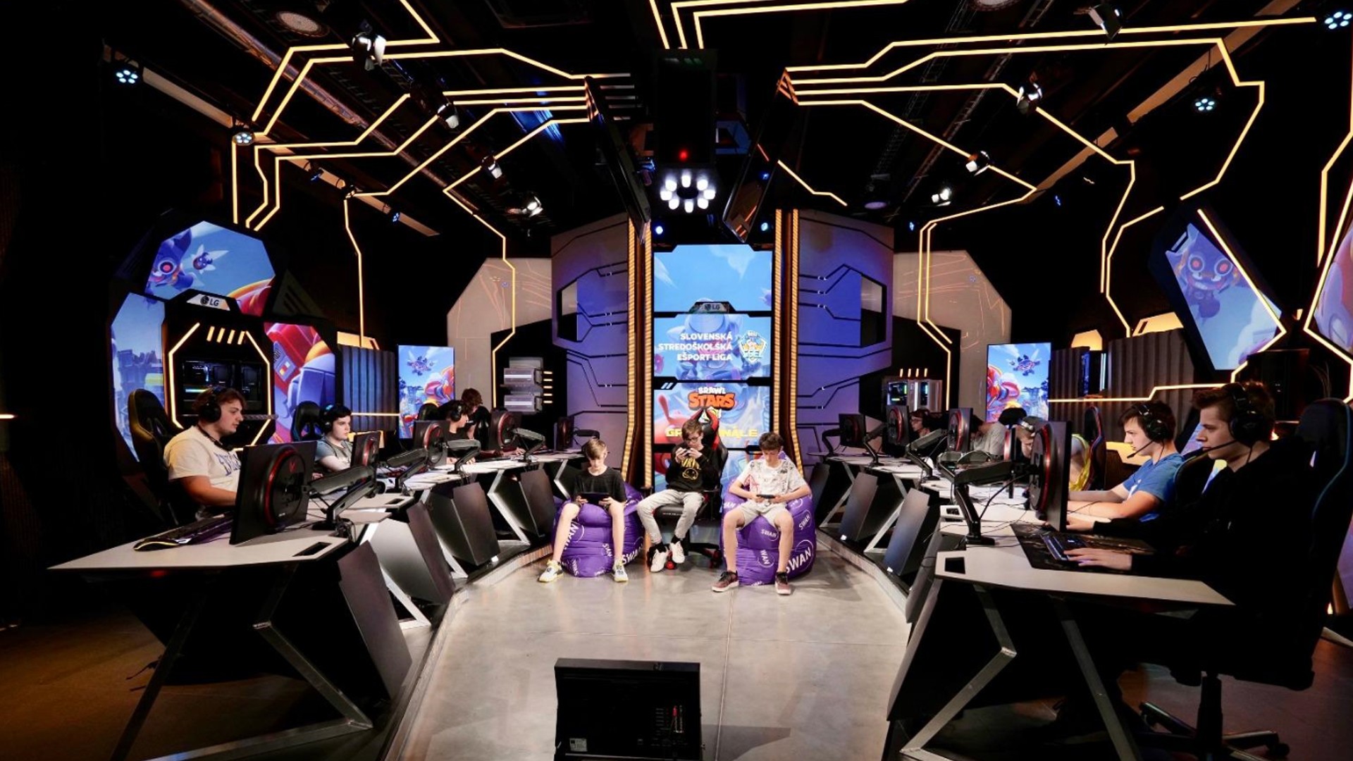 Tisícky stredoškolákov v tretej sezóne ešportovej ligy zabojujú o ceny v hodnote viac ako 5500 € 3 ssel finale