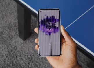 YouTuber ukazuje zadní a přední stranu telefonu The Nothing (1) s Hole-Punch kamerou