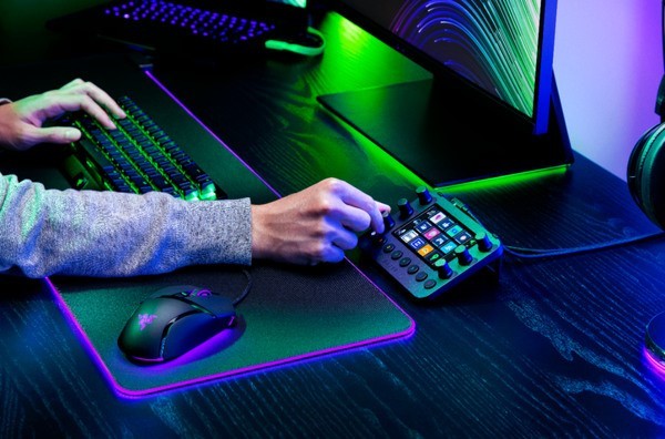Odemkněte okamžité ovládání a nekonečnou kreativitu s ovladačem Razer Stream Controller 1 Razer Stream Controller