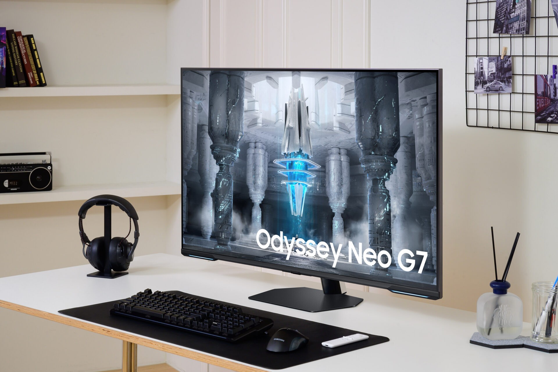 Samsung představil první plochý 43″ herním monitor Odyssey Neo G7 s Mini LED podsvícením