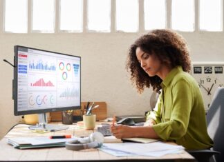 Nové monitory Philips zvyšují produktivitu a minimalizují dopad na životní prostředí