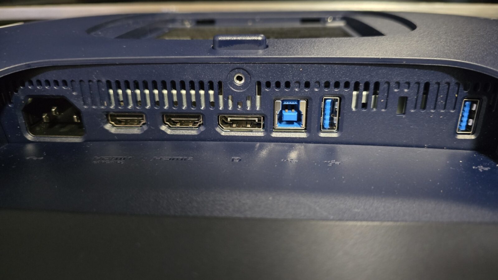 Alienware AW2725Q recenze