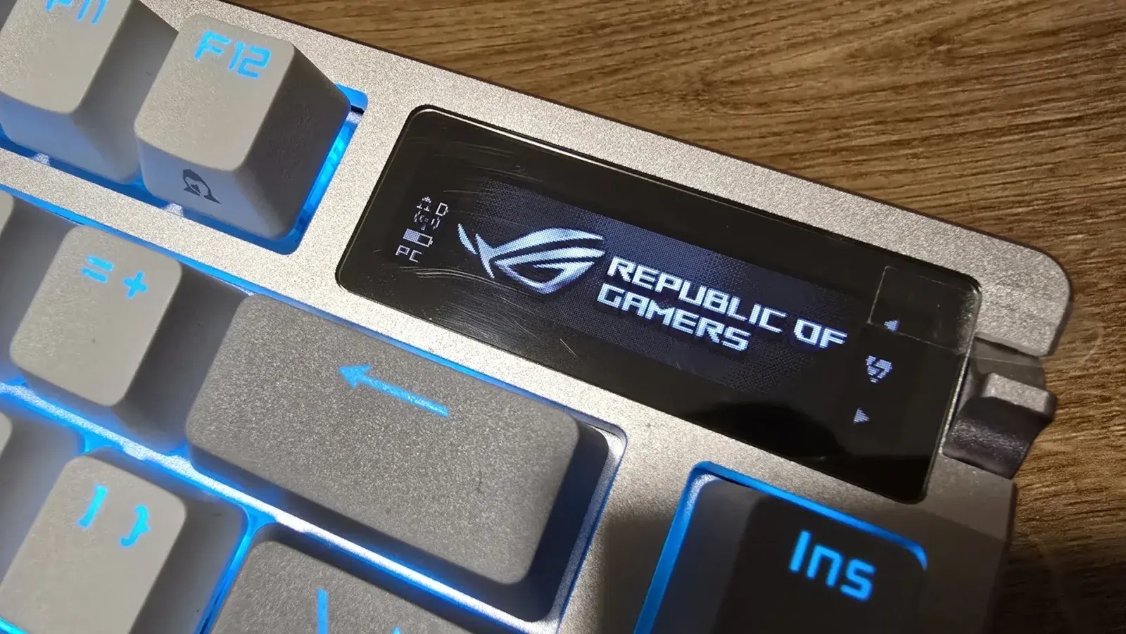 ASUS ROG Azoth 75% Wireless recenze