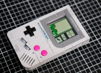 nerdka-udelala-z&nbsp;nehratelne-sady-lego-game-boy-hratelnou