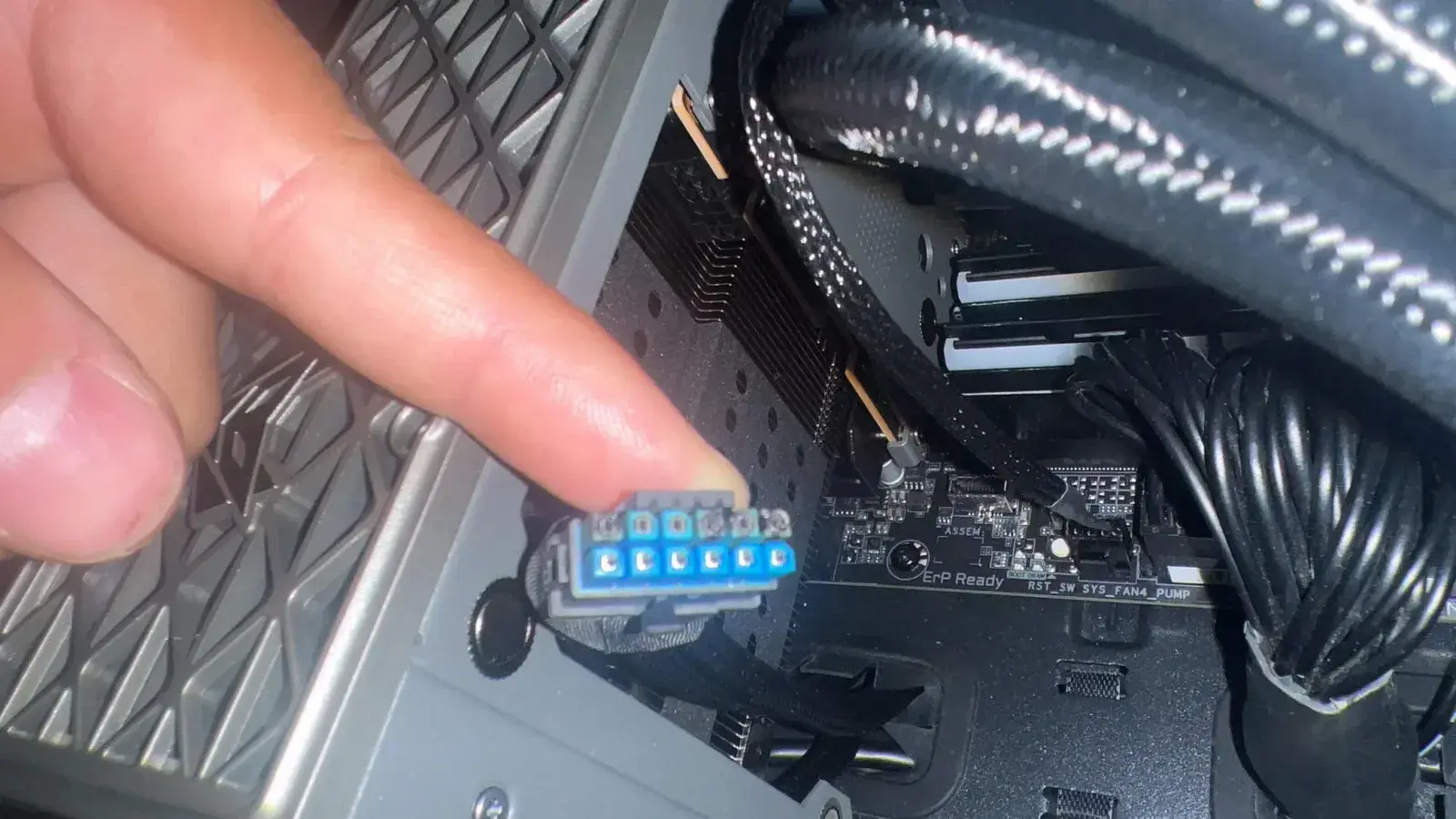 Sapphire RX 9070 XT Nitro+ OC roztavený 16-pin konektor