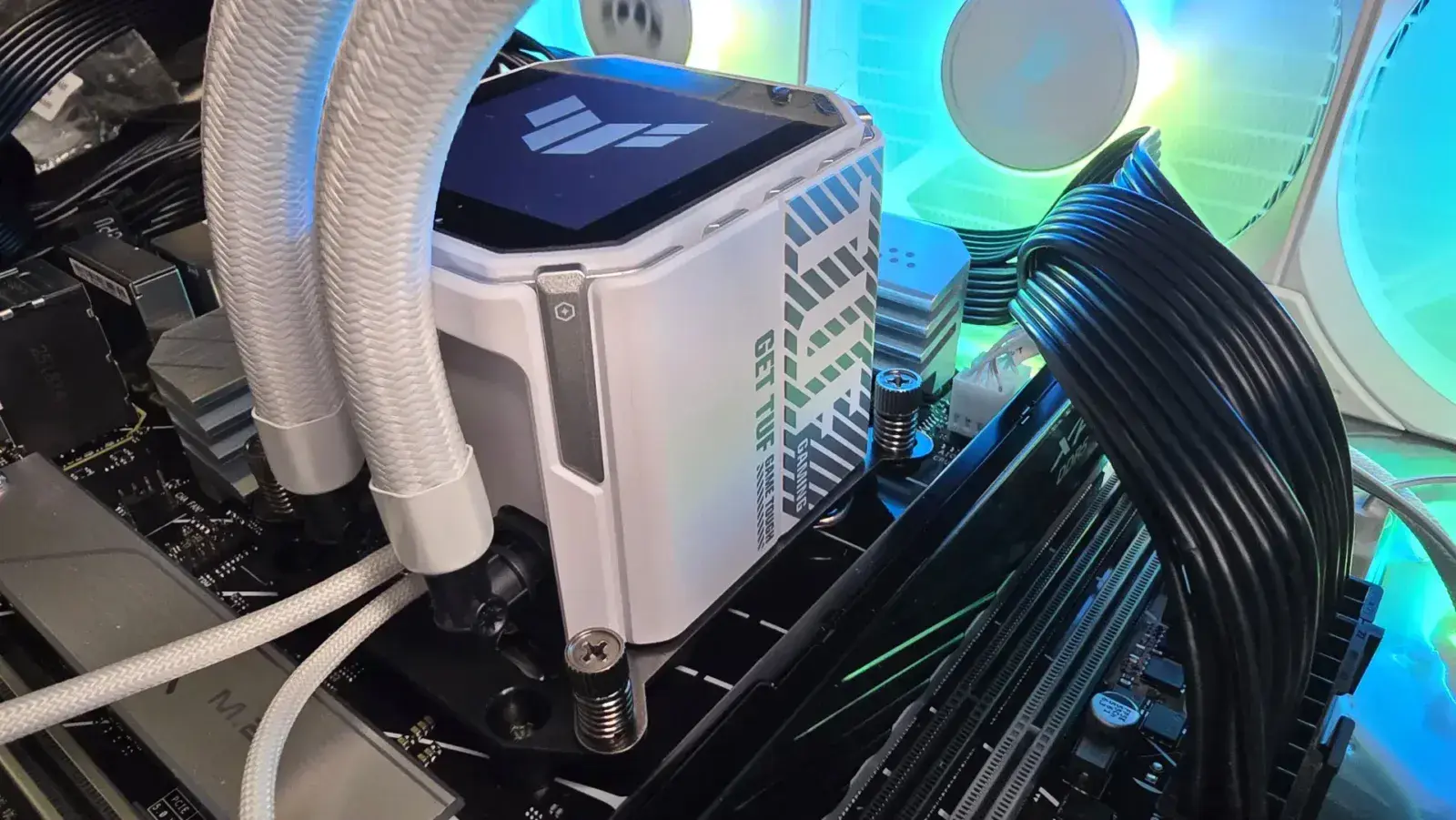 ASUS TUF GAMING LC III 360 ARGB White Edition recenze
