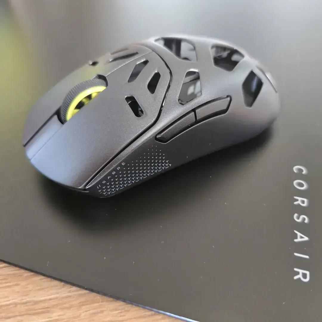 RECENZE: Corsair Sabre V2 Pro Wireless MG + MM Glass Large 9 RECENZE: Corsair Sabre V2 Pro Wireless MG + MM Glass Large
