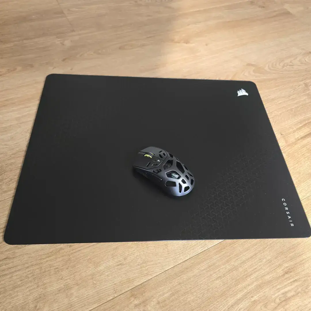 RECENZE: Corsair Sabre V2 Pro Wireless MG + MM Glass Large 8 RECENZE: Corsair Sabre V2 Pro Wireless MG + MM Glass Large