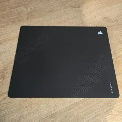RECENZE: Corsair Sabre V2 Pro Wireless MG + MM Glass Large