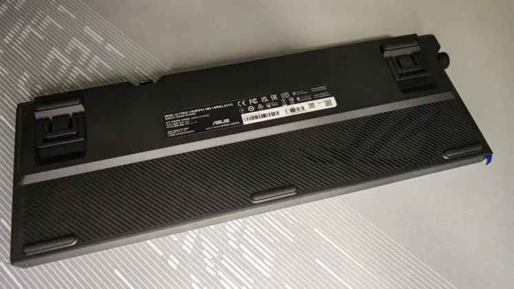 ASUS ROG Strix Morph 96 Wireless kl&aacute;vesnice recenze