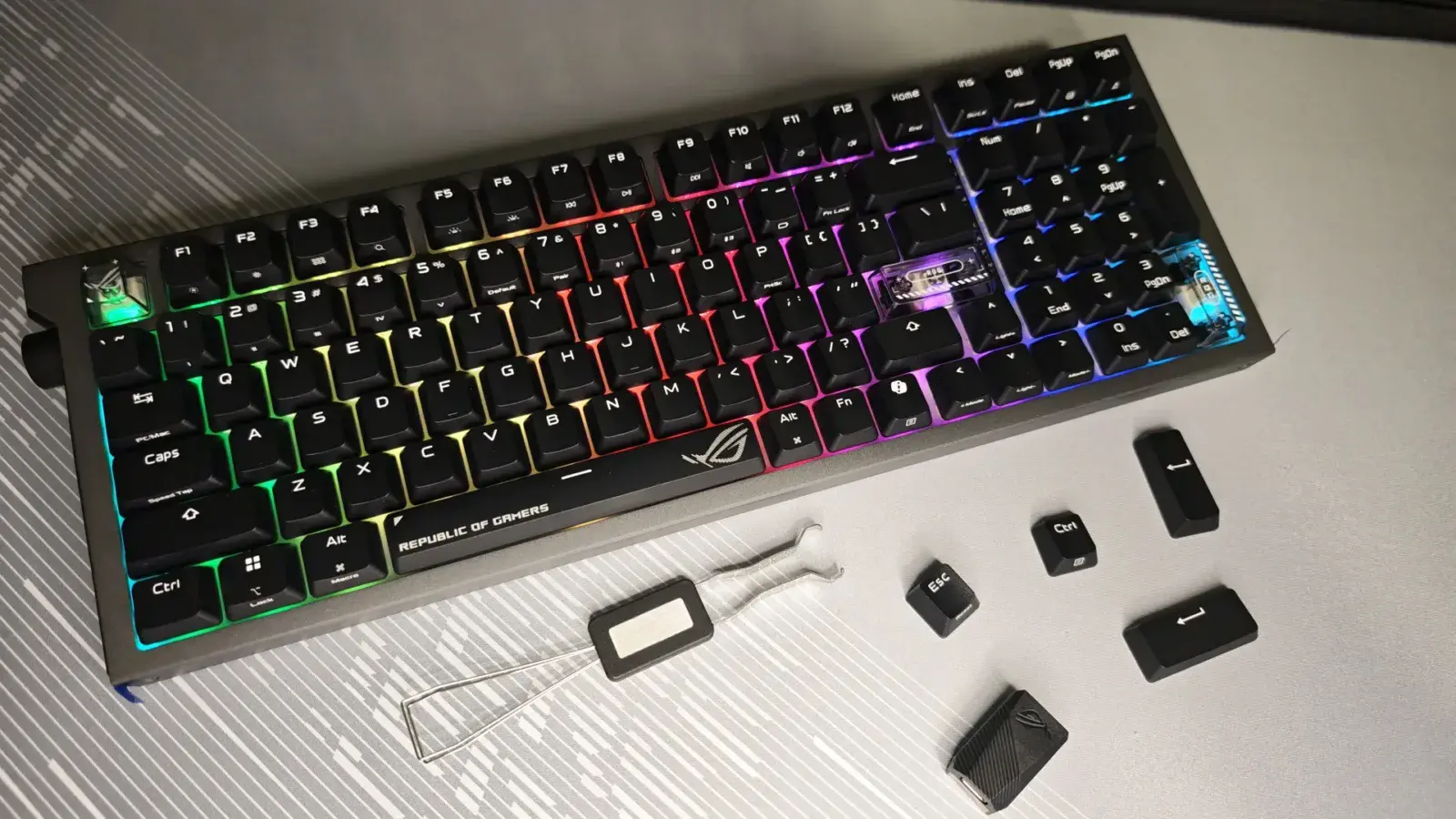 ASUS ROG Strix Morph 96 Wireless klávesnice recenze