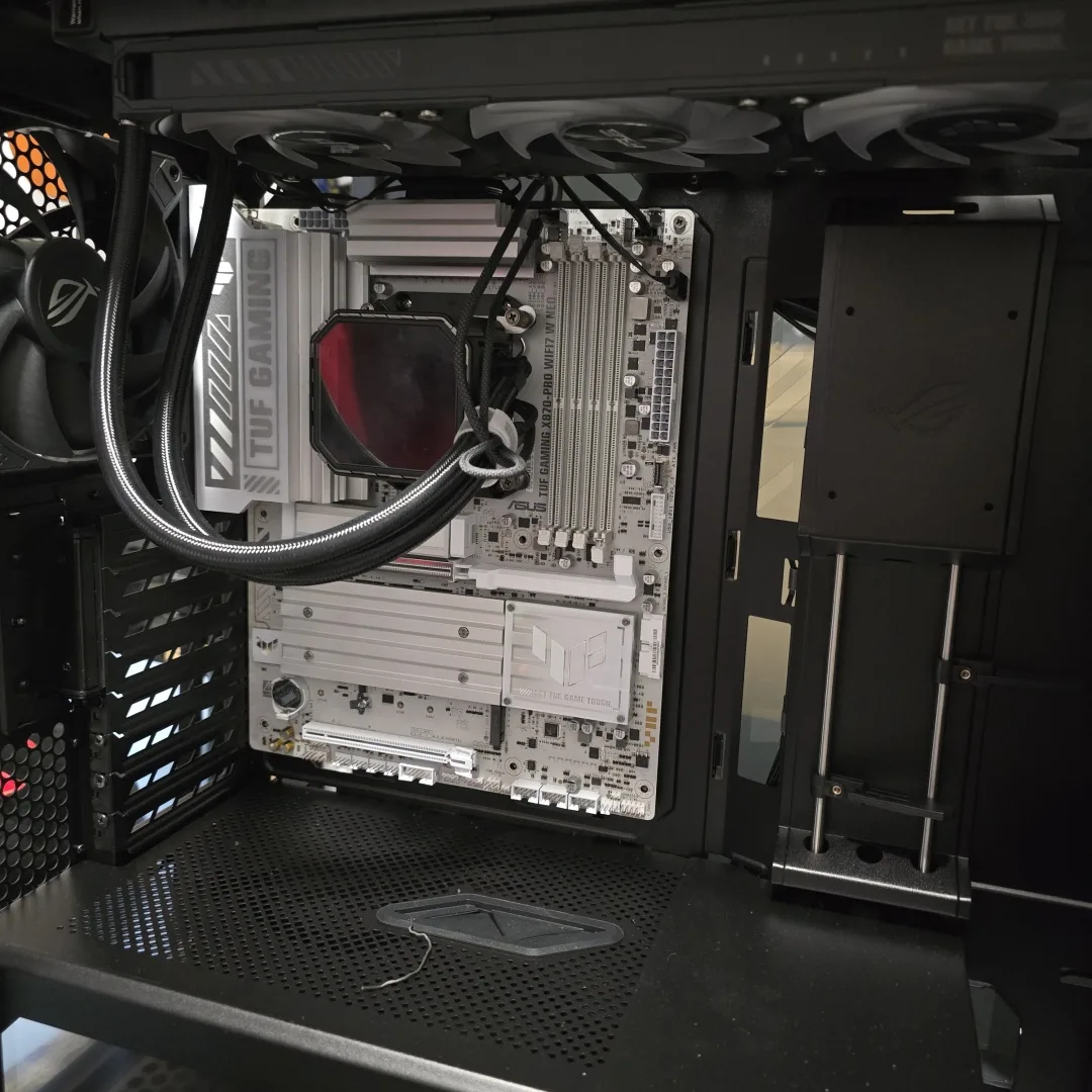 ASUS ROG Strix Helios II Recenze