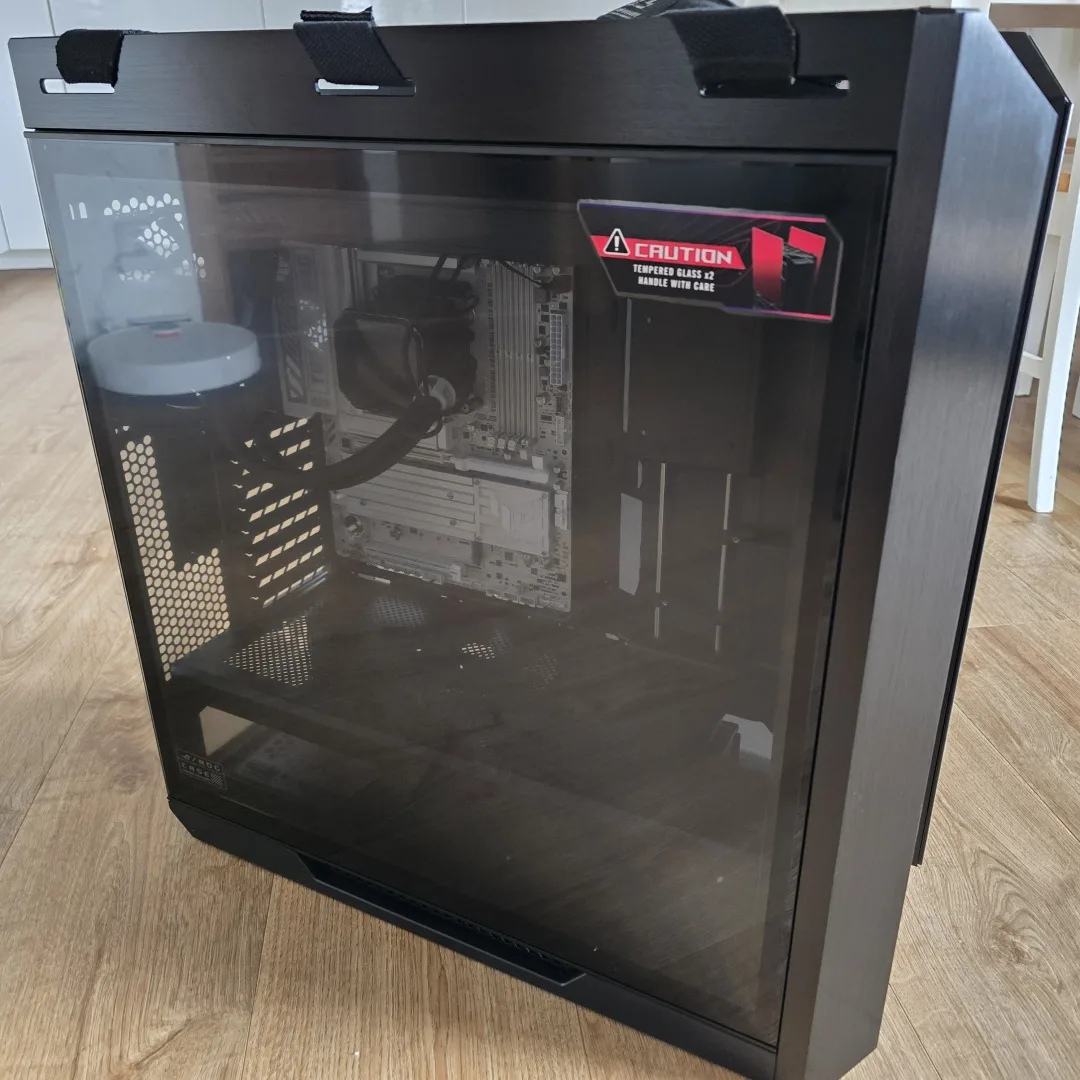ASUS ROG Strix Helios II Recenze