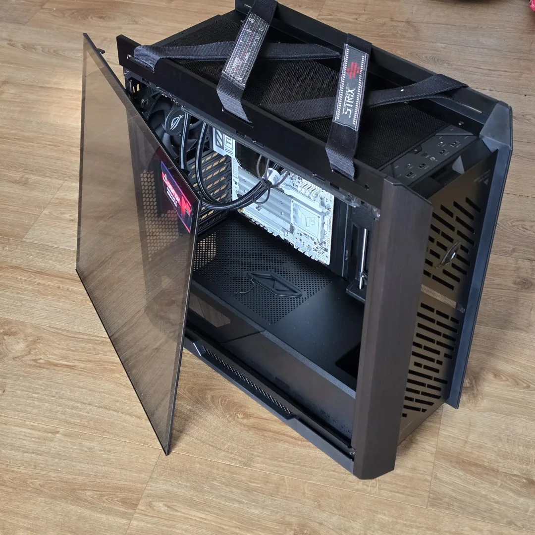ASUS ROG Strix Helios II Recenze