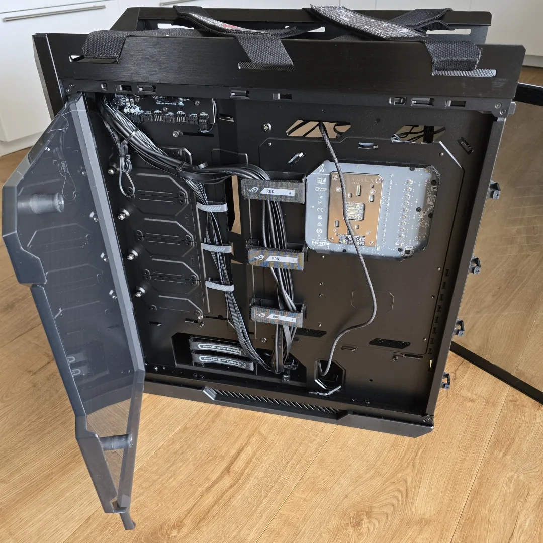 ASUS ROG Strix Helios II Recenze