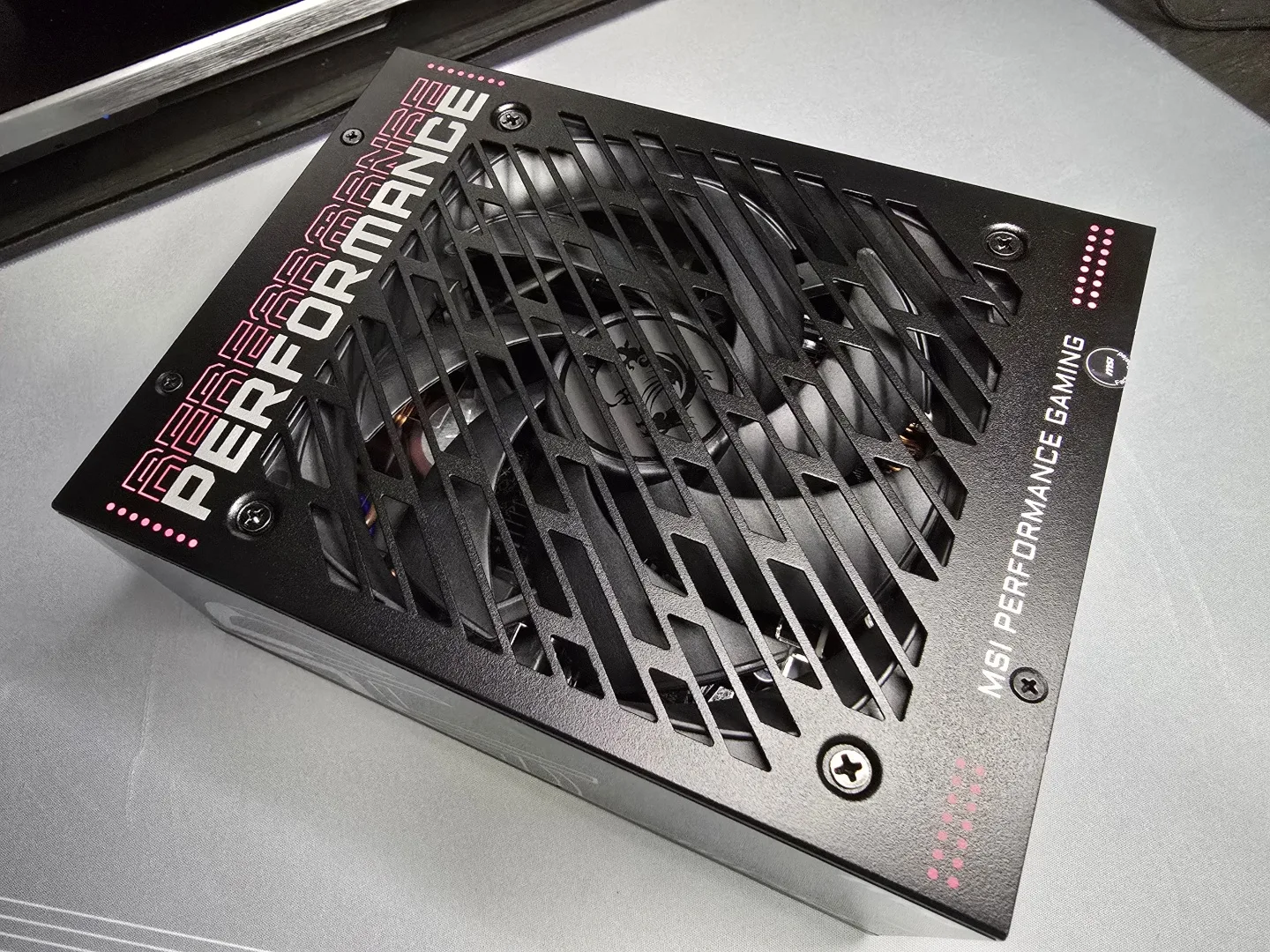 RECENZE: MSI MPG Ai1300TS PCIE5 - Zdroj, který vás podrží 2 MSI MPG Ai1300TS PCIE5 recenze