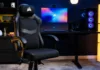 První z nich je herní židle TC80 , která nabízí širší a plošší sedák pro pohodlné sezení. Corsair uvádí, že používá prodyšnou látku s koženkovými detaily, které poskytují skvělou ergonomickou oporu a pomáhají s lepším držením těla. Židle využívá ocelovou pětiramennou základnu a plynový zvedák třídy 4 pro lepší stabilitu a lze ji také naklonit v úhlu 90 až 115 stupňů, což uživatelům poskytuje větší pohodlí.