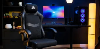 První z nich je herní židle TC80 , která nabízí širší a plošší sedák pro pohodlné sezení. Corsair uvádí, že používá prodyšnou látku s koženkovými detaily, které poskytují skvělou ergonomickou oporu a pomáhají s lepším držením těla. Židle využívá ocelovou pětiramennou základnu a plynový zvedák třídy 4 pro lepší stabilitu a lze ji také naklonit v úhlu 90 až 115 stupňů, což uživatelům poskytuje větší pohodlí.