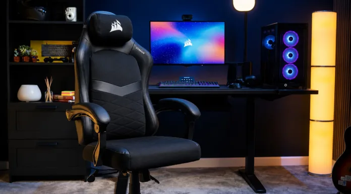 Corsair představuje herní židli TC80 První z nich je herní židle TC80 , která nabízí širší a plošší sedák pro pohodlné sezení. Corsair uvádí, že používá prodyšnou látku s koženkovými detaily, které poskytují skvělou ergonomickou oporu a pomáhají s lepším držením těla. Židle využívá ocelovou pětiramennou základnu a plynový zvedák třídy 4 pro lepší stabilitu a lze ji také naklonit v úhlu 90 až 115 stupňů, což uživatelům poskytuje větší pohodlí.