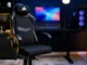 První z nich je herní židle TC80 , která nabízí širší a plošší sedák pro pohodlné sezení. Corsair uvádí, že používá prodyšnou látku s koženkovými detaily, které poskytují skvělou ergonomickou oporu a pomáhají s lepším držením těla. Židle využívá ocelovou pětiramennou základnu a plynový zvedák třídy 4 pro lepší stabilitu a lze ji také naklonit v úhlu 90 až 115 stupňů, což uživatelům poskytuje větší pohodlí.
