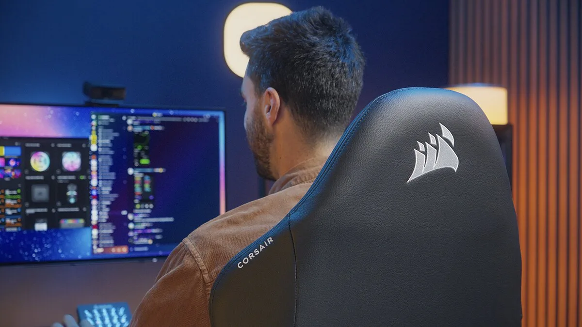 První z nich je herní židle TC80 , která nabízí širší a plošší sedák pro pohodlné sezení. Corsair uvádí, že používá prodyšnou látku s koženkovými detaily, které poskytují skvělou ergonomickou oporu a pomáhají s lepším držením těla. Židle využívá ocelovou pětiramennou základnu a plynový zvedák třídy 4 pro lepší stabilitu a lze ji také naklonit v úhlu 90 až 115 stupňů, což uživatelům poskytuje větší pohodlí.